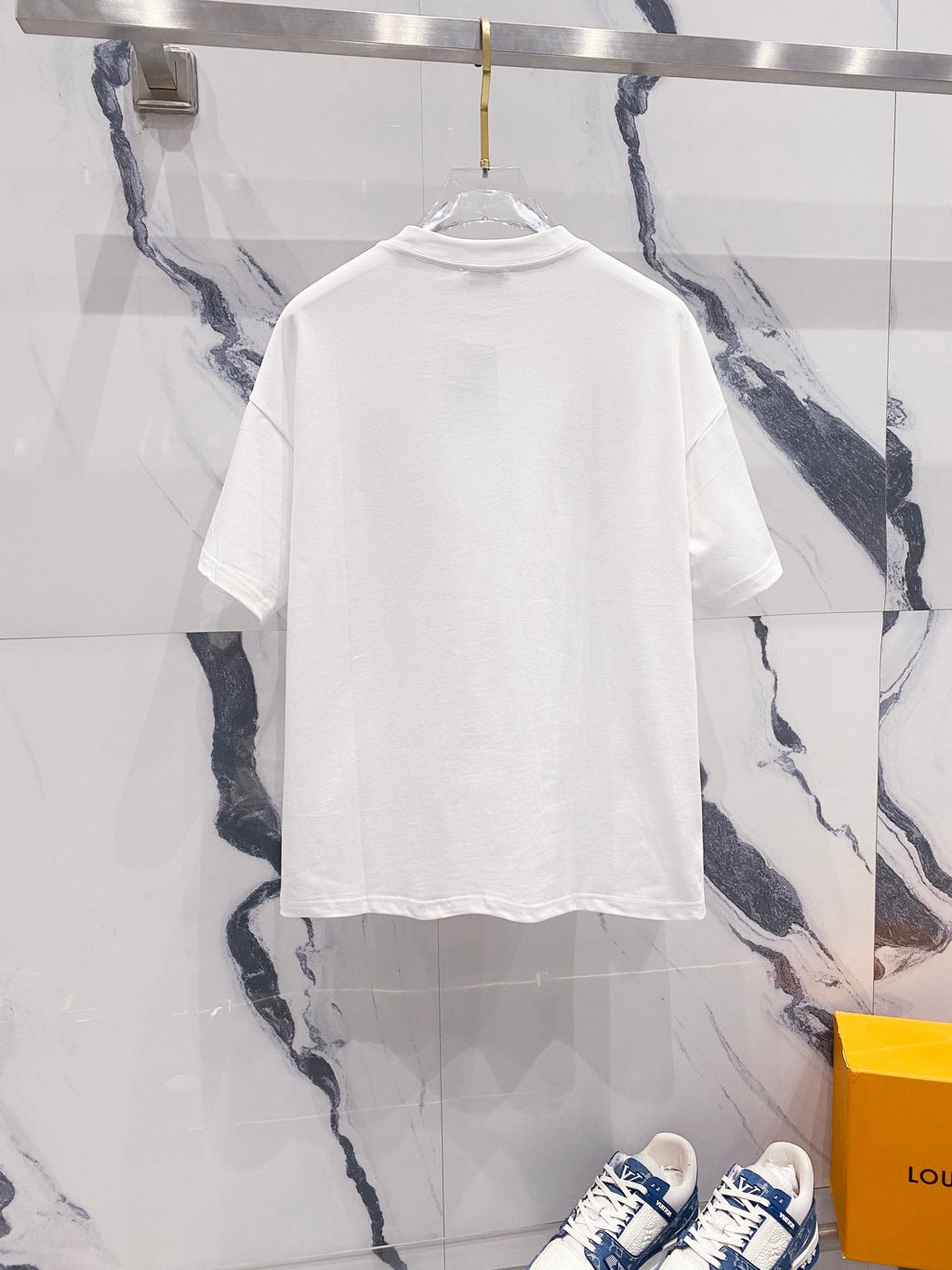 V - TSHIRT