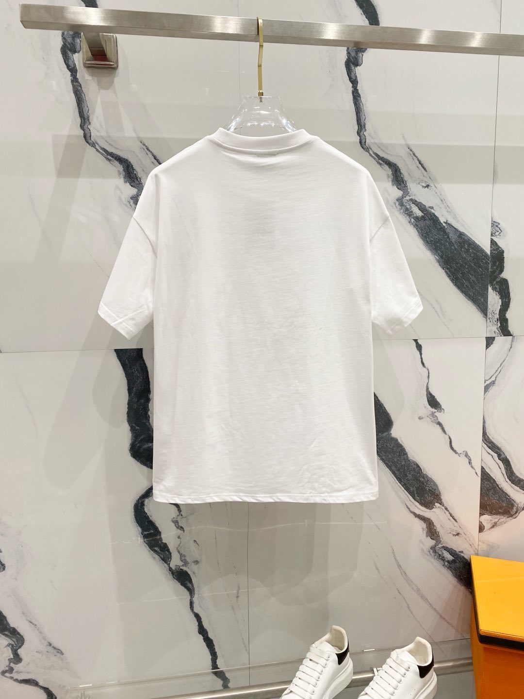 V - TSHIRT